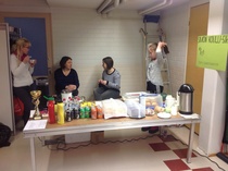 Simon koulun 5. luokka keräsi rahaa kioskilla leirikoulua varten