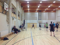 Tuomari jämeränä penkillä.